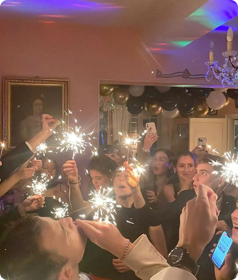 Ambiance de fête, personnes profitant d'un événement créé avec Bincher