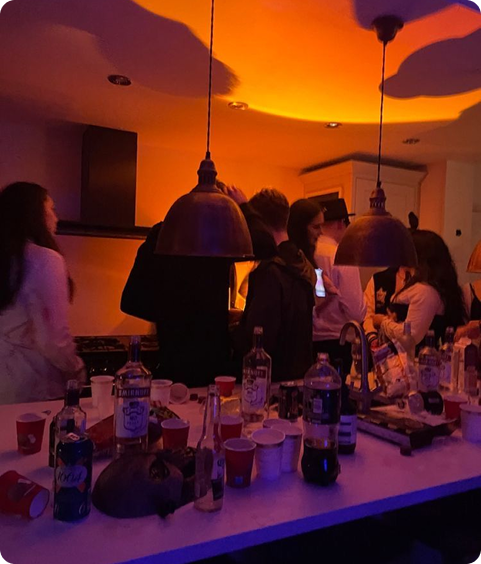 Groupe d'amis profitant d'une soirée réussie, organisée avec l'application Bincher.